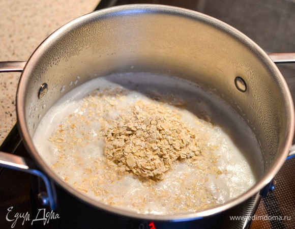 Всыпаем овсянку и варим до готовности на медленном огне 2–3 минуты.
