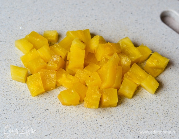 Нарезаем свежий ананас кубиками.