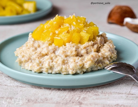 Готовую кашу выкладываем на тарелку. Сверху добавляем ананас. Посыпаем щепоткой кокосовой стружки. Приятного аппетита!