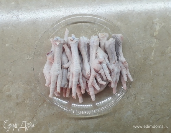 Лапки сейчас продаются очищенными, надо только помыть их и срезать коготочки.