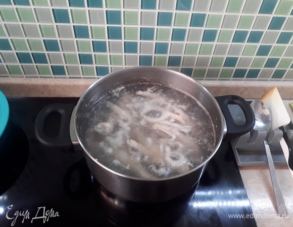 Чистые лапки опустить в кипящую воду и варить 10 мин. Образовавшуюся пену снять. Через 10 минут воду слить, лапки ополоснуть и опять варить 10 мин — второй бульон будет уже чистым.