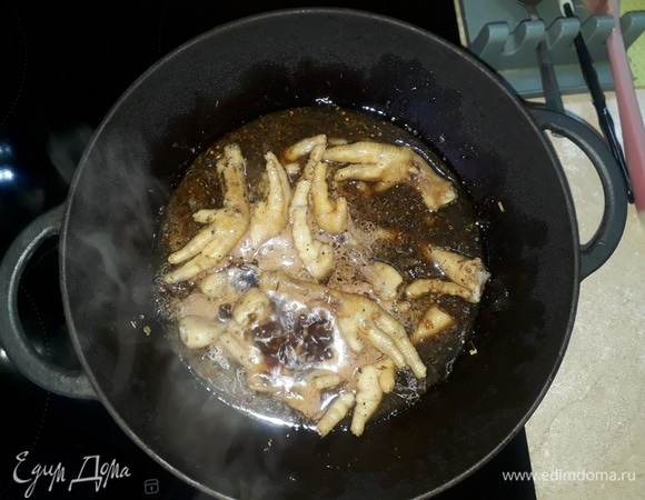 Выложить лапки, добавить соевый соус, базилик, чили (молотый или стручок). Перемешать.