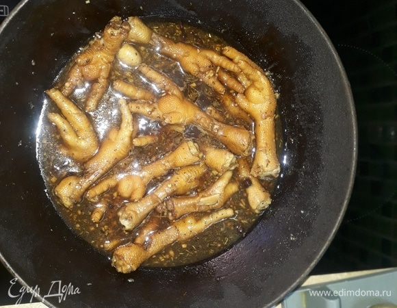 Влить оставшийся бульон, чтобы он слегка покрыл лапки. Можно немного посолить (на мой вкус достаточно соевого соуса). Добавить бальзамический уксус. Накрыть крышкой и тушить на среднем огне 40 минут, периодически помешивая.