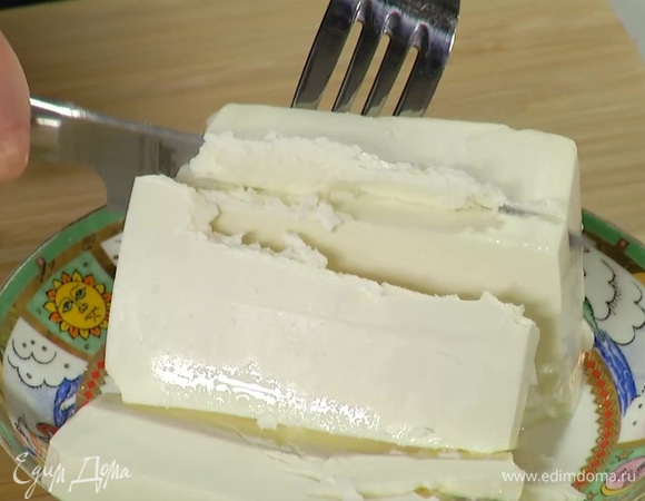 Фету нарезать кубиками, добавить к рикотте, все перемешать.