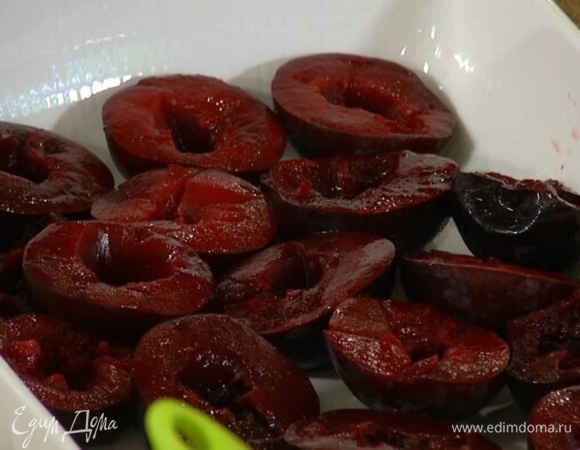 Сливы разрезать пополам, косточки удалить.