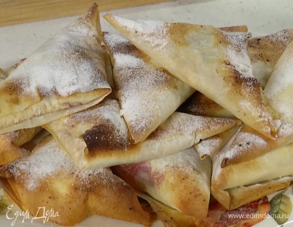 Готовые треугольники посыпать оставшейся сахарной пудрой.