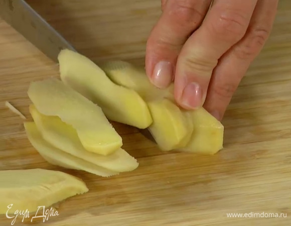 Корень имбиря почистить и нарезать тонкими пластинками.