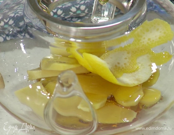 Лимон, срезав цедру острым ножом, нарезать четвертинками. 