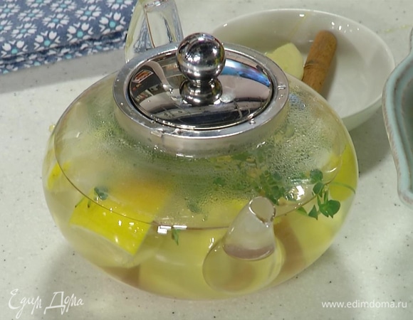 В большой заварочный чайник поместить цедру и мякоть лимона, нарезанный имбирь, корицу, добавить мед и тимьян, влить 800 мл кипятка и дать постоять 5–7 минут.