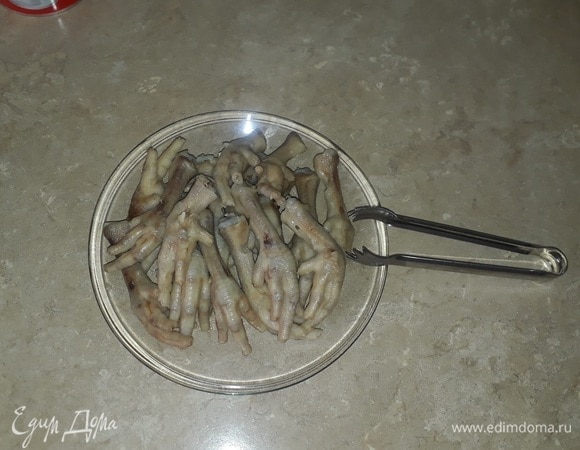 Отваренные лапки выложить на тарелку, бульон не выливать, он нам еще пригодится.