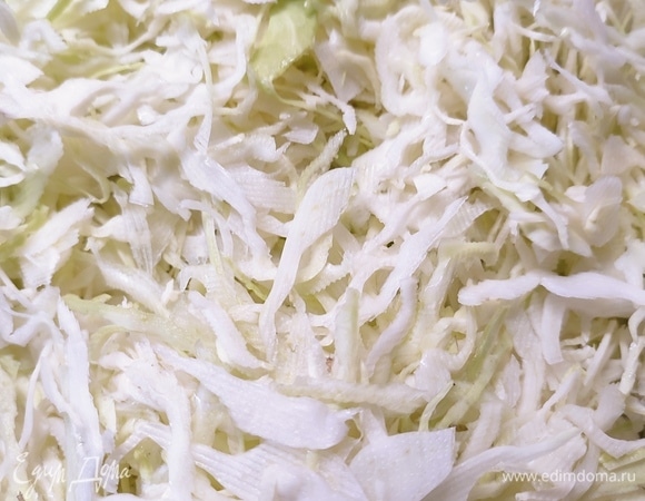 Капусту надо нашинковать как можно тоньше. Я это делала овощечисткой.