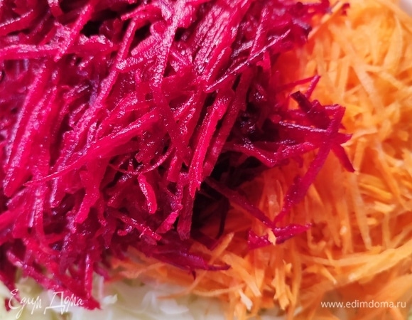 Свеклу и морковь натереть на терке для корейской морковки.