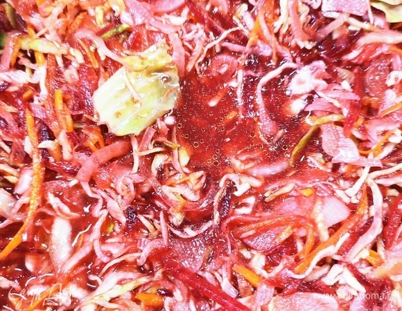 Для маринада все ингредиенты влить в кастрюлю и вскипятить. Горячим маринадом залить салат. Дать ему остыть и поставить в холодильник на 2 дня.