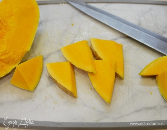 Если у тыквы кожица тонкая, то ее можно не удалять. 