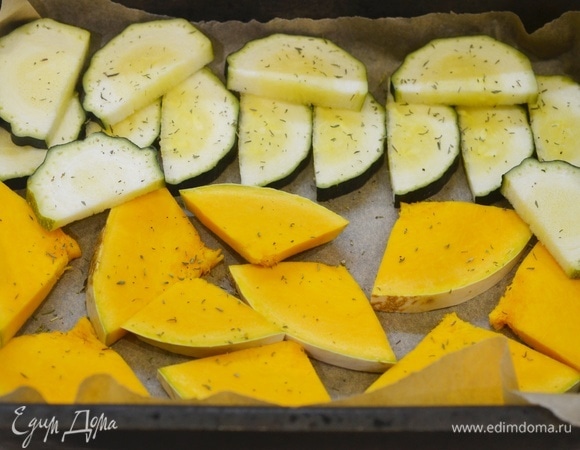 Посыпьте травами.