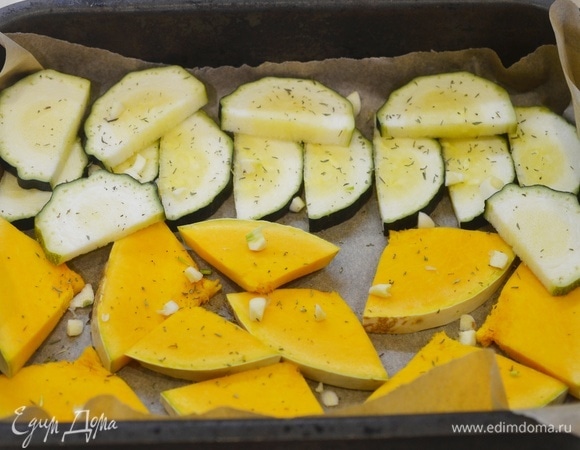 Затем — измельченным чесноком.