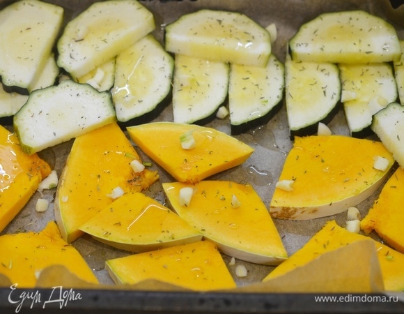 Сбрызните растительным маслом. Запекайте в заранее разогретой до 180°C духовке около 40 минут. В самом конце посолите блюдо.