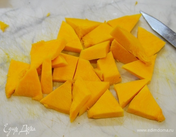 Тыкву очистите, удалите кожуру, нарежьте на кусочки. Если в готовом блюде вы хотите увидеть кусочки тыквы, которые хорошо сохранили свою форму, то кожуру лучше оставить. В этом блюде тыква получится неоднородная.