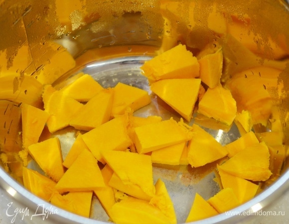 Выложите тыкву в чашу мультиварки.