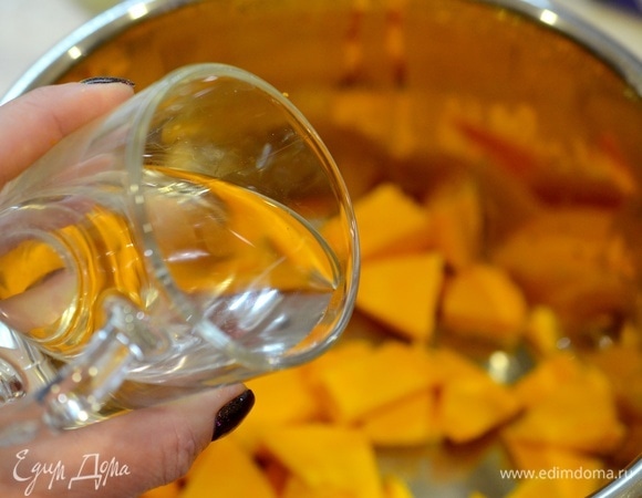 Влейте воду.