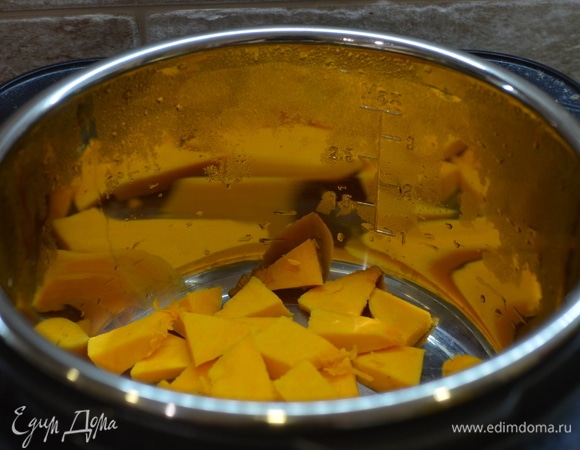 Вставьте чашу в мультиварку. Готовьте в режиме «Тушение» 15–20 минут.