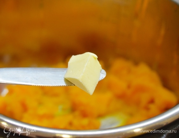 В готовое блюдо добавьте масло.