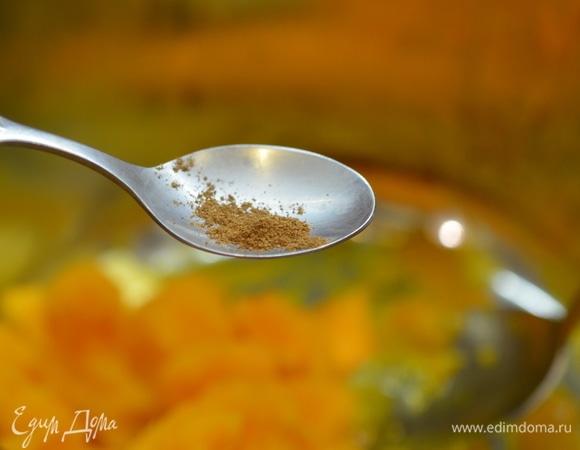 Немного корицы.