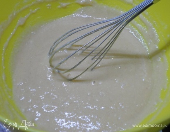 Начните с теста. Яйца разделите на желтки и белки. Желтки разотрите с сахаром и ванилью. Добавьте йогурт, затем — манку и муку с разрыхлителем. Тщательно перемешайте и отставьте. Пока вы будете заниматься остальными ингредиентами, манка успеет набухнуть.