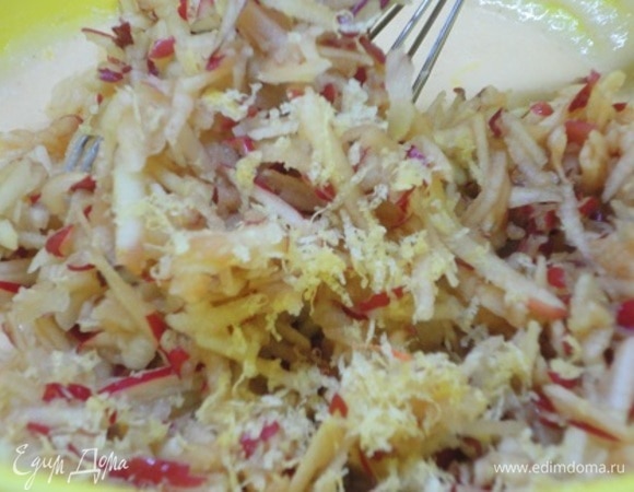 Натрите яблоки на крупной терке, полейте соком половины лимона, натрите цедру с половины лимона и все это добавьте к тесту.