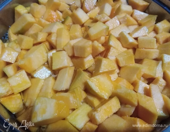 Вес тыквы указан в чистом виде. Тыкву очистить, нарезать на куски размером 0,5–1 см. Сварить сироп: в воду добавить сахар и лимонную кислоту, довести до кипения. Кипятить в течение 2 минут до полного растворения сахара. Опустить в кипящий сироп кусочки тыквы. Кипятить 2–3 минуты.