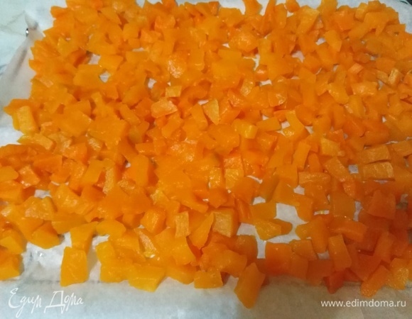 Тыкву выложить на пекарскую бумагу.