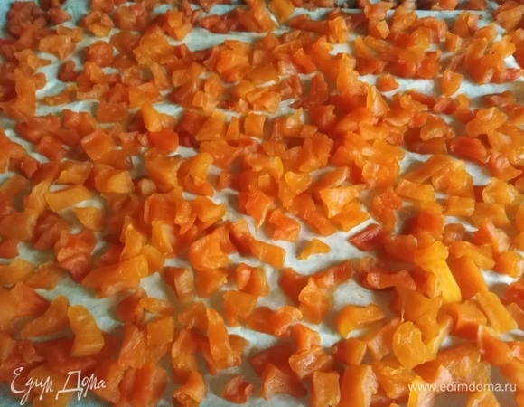 Поставить в духовку и при минимальном нагреве с приоткрытой дверцей сушить до готовности. У меня на это ушло 4 часа.