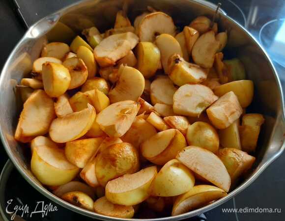 Помыть и нарезать на кусочки яблоки. Сложить в кастрюлю, залить 0,5 л воды. Поставить на огонь.