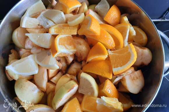 Нарезать лимон и апельсин на кусочки. После того как закипели яблоки, опустить в кастрюлю лимон и апельсин.