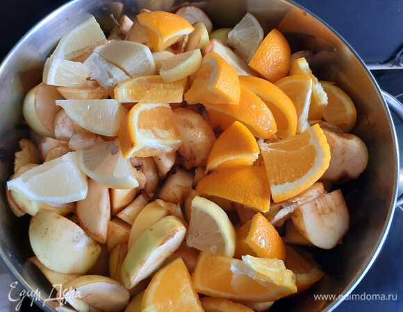 Нарезать лимон и апельсин на кусочки. После того как закипели яблоки, опустить в кастрюлю лимон и апельсин.