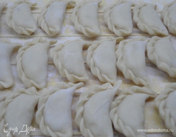 Приготовьте вареники с любимой начинкой (только сладкая сюда не подойдет).