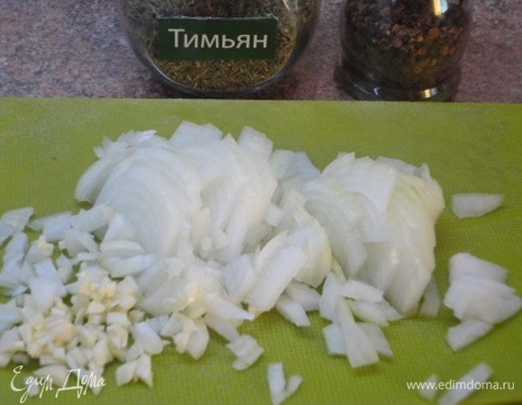 Если у вас сухие грибы, их надо замочить предварительно на пару часов. Я же для аромата использую порошок лесных грибов, который готовлю сама, перемалывая в кофемолке сушеные грибы. Добавляю их к шампиньонам и замороженным грибам для аромата. Лук и чеснок мелко порубите.