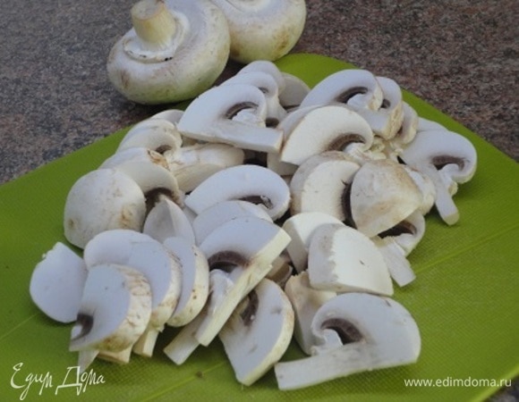 Шампиньоны нарежьте пластинками.