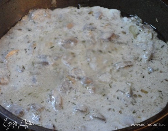 В глубокой сковороде разогрейте масло и слегка поджарьте на нем лук и чеснок. Добавьте шампиньоны и 1 ч. л. порошка сухих грибов или заранее замоченные грибы вместе с водой. Посолите, поперчите, добавьте тимьян и тушите 10–15 минут. Затем влейте сметану и сливки (или только 200 мл сливок) и немного уварите соус на медленном огне.