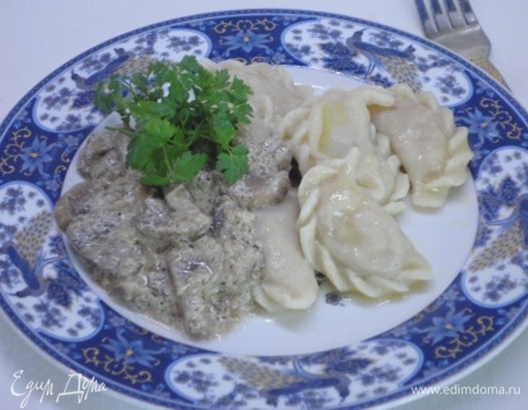 Подаем вареники с соусом и петрушкой. Приятного аппетита.