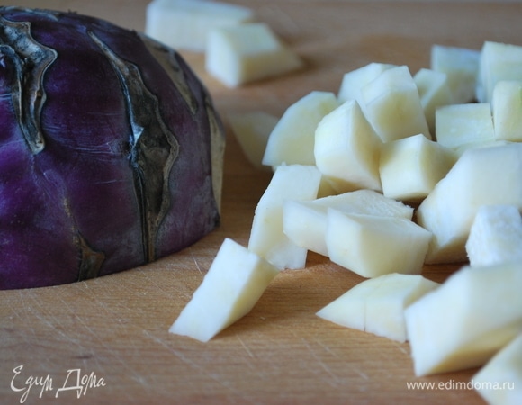 Капусту кольраби очистите и нарежьте на мелкие кусочки.