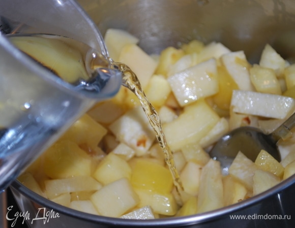 Налейте воду, варите на умеренном огне примерно 30 минут, за это время капуста станет мягкой. Посолите по вкусу.