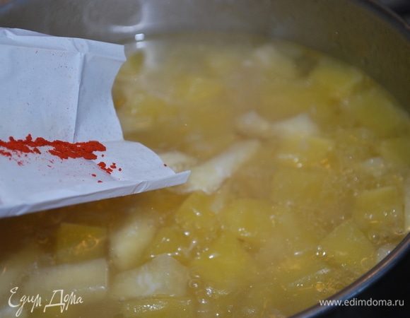 В суп для аромата и цвета добавьте шафран, перемешайте. Снимите с огня и тщательно пробейте блендером.