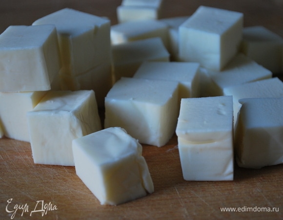 Сыр нарежьте на кубики и добавьте в суп. Прогрейте крем-суп вместе с сыром, пока он полностью не расплавится.