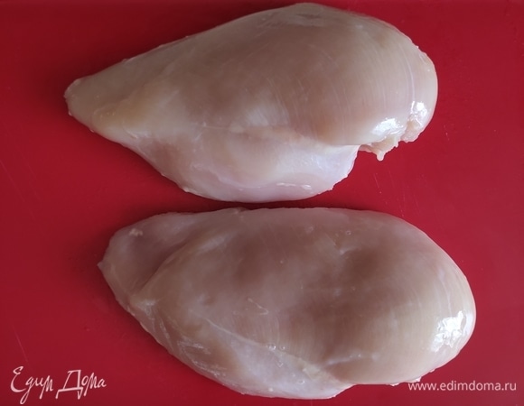Куриные грудки помыть,обсушить бумажным полотенцем, обрезать пленки.
