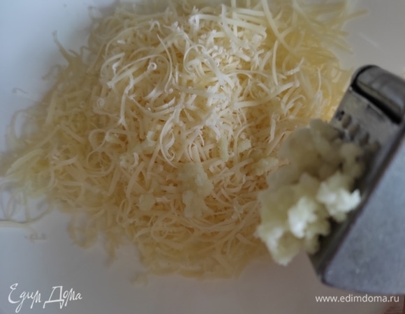 Сыр натереть на мелкой терке, чеснок выдавить через пресс.