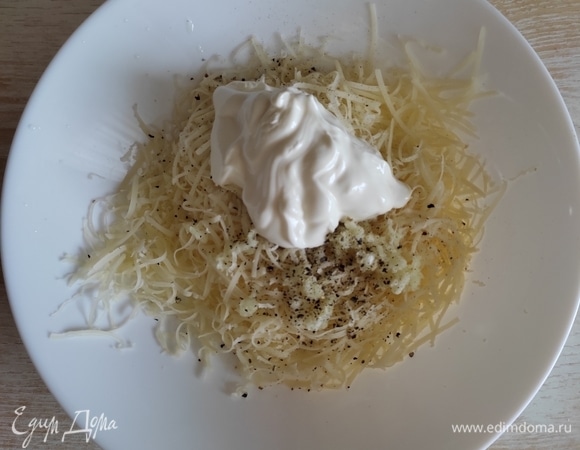 Добавить молотый черный перец и сметану, хорошо перемешать.