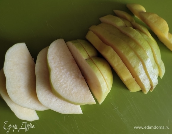 Айву хорошо вымыть, удалить семечки, нарезать полукольцами. Чистить не нужно.