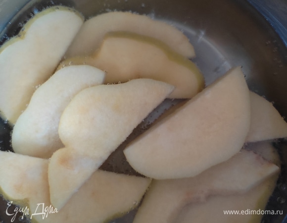 В кипящую воду опустить кусочки айвы и отваривать 3–5 минут.