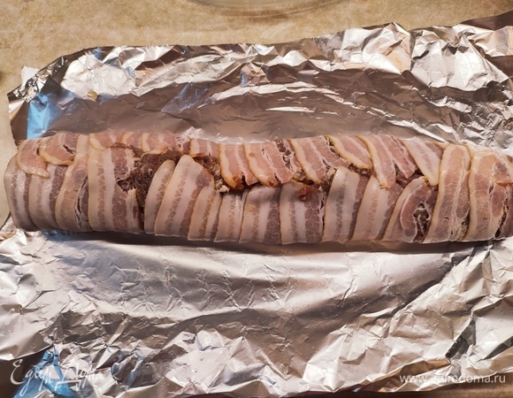 С помощью фольги свернуть, соединив края.